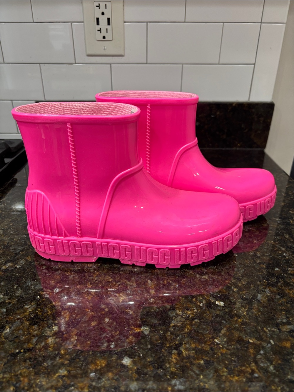 UGG Pink Rain Boots Women’s Size 8 Waterproof Rubber Ankle Boots